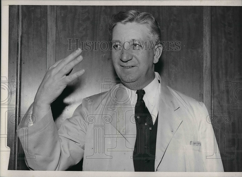 1941 Press Photo man demonstrating bidding signals at Chicago Board of Trade