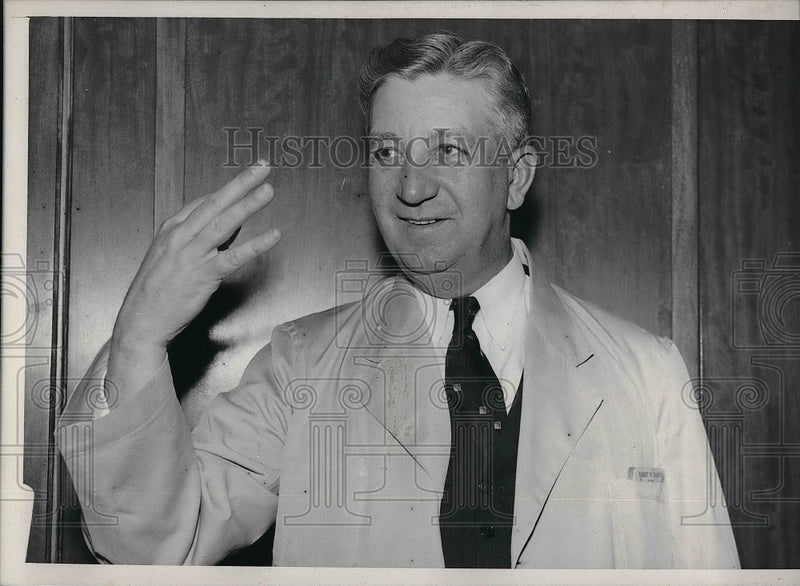 Load image into Gallery viewer, 1941 Press Photo man demonstrating bidding signals at Chicago Board of Trade
