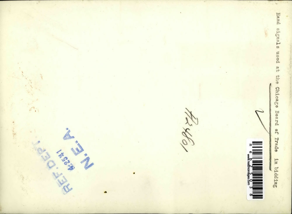 1941 Press Photo man demonstrating bidding signals at Chicago Board of Trade