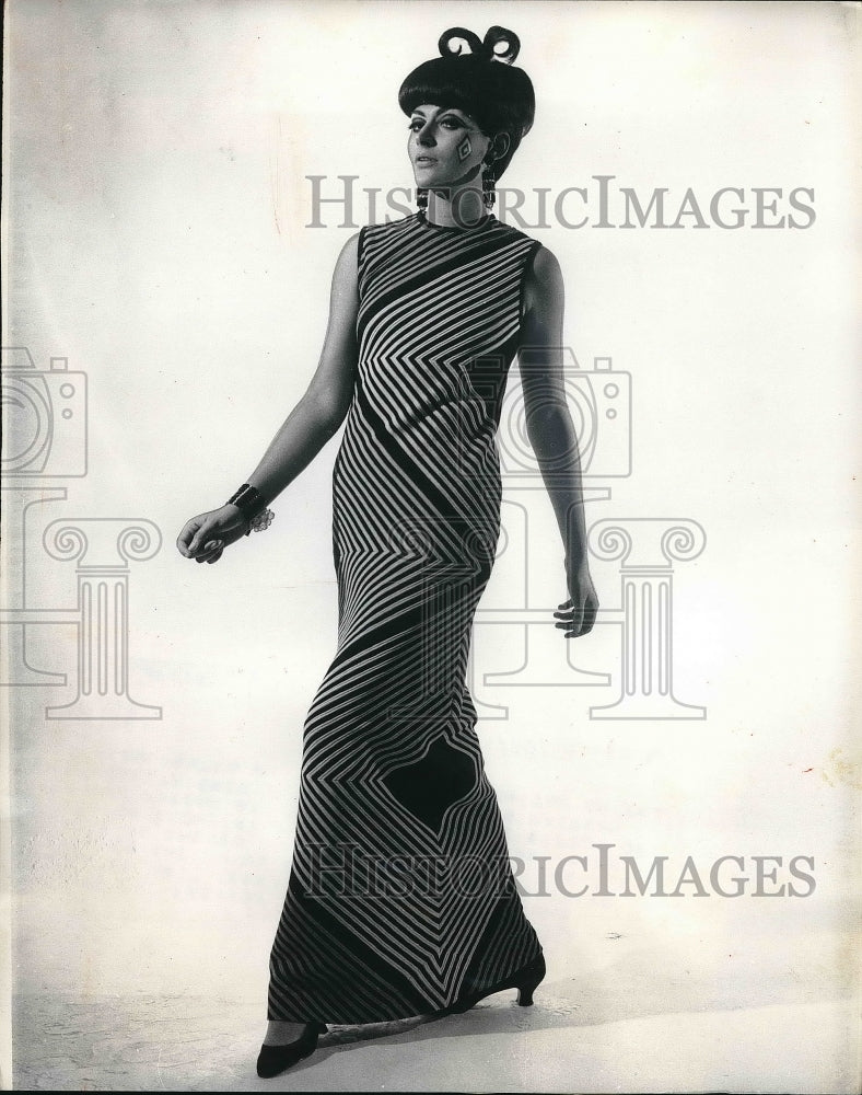 Load image into Gallery viewer, 1966 Press Photo Evening Dress by Castillo of Rome at the Pitti Palace
