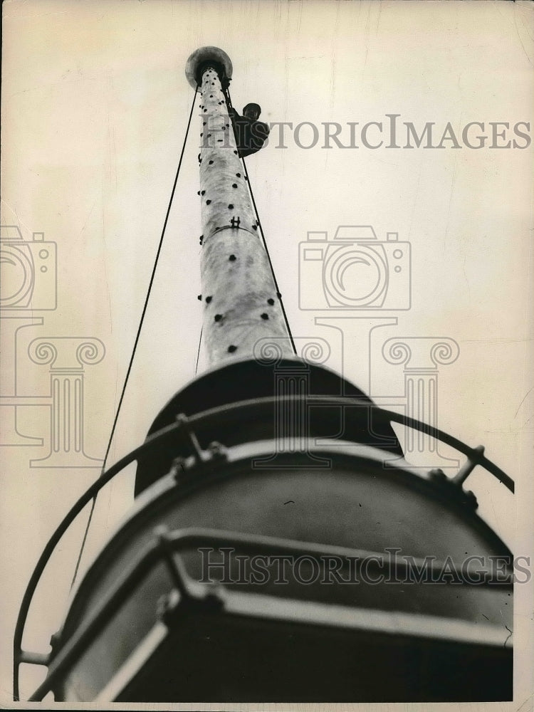 1937 Press Photo man atop the terminal tower flagpole