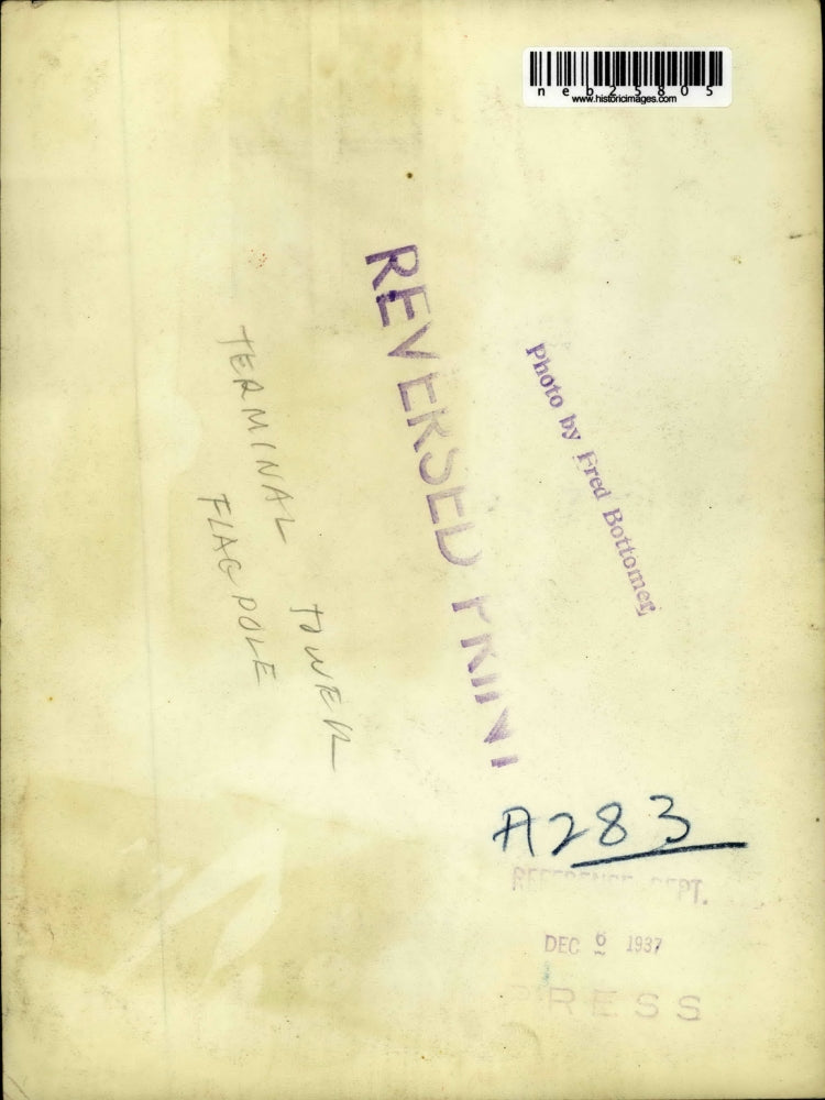 1937 Press Photo man atop the terminal tower flagpole