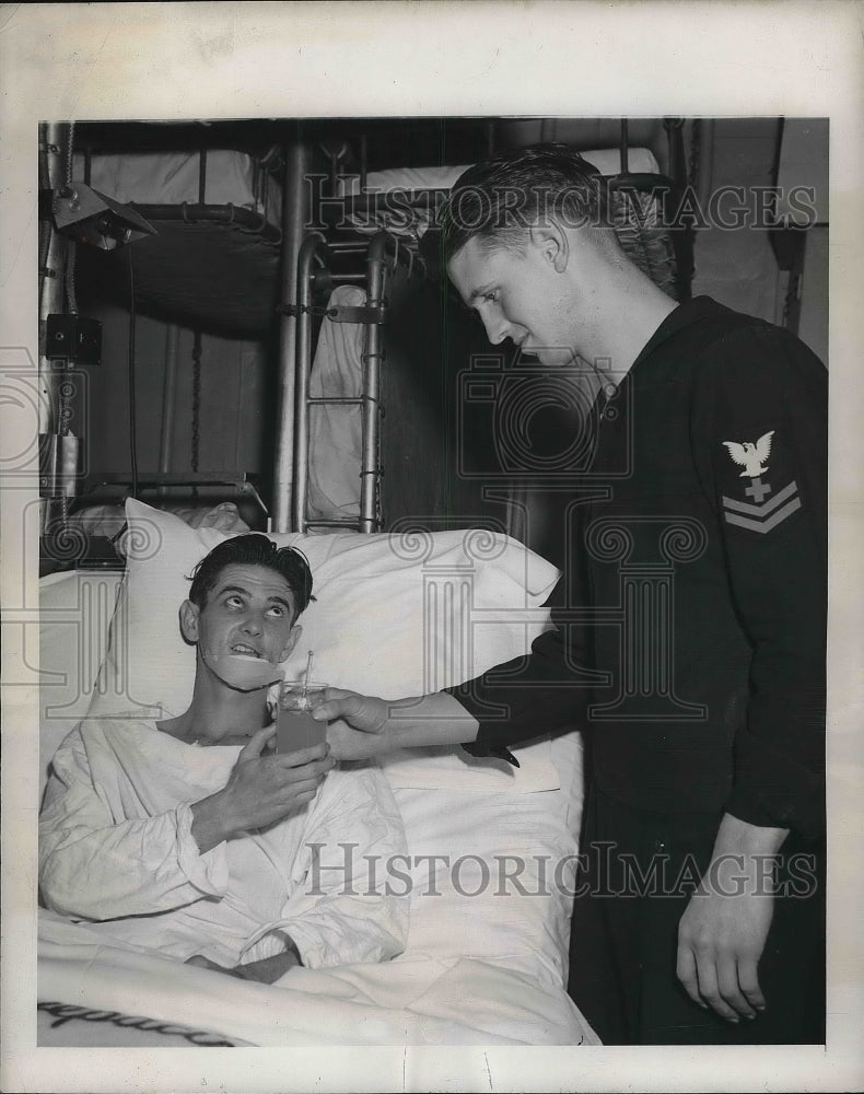 1945 Press Photo PHM 2/c Wesley H. Peterson w/ S 1/c Luther C. Oakes- Historic Images