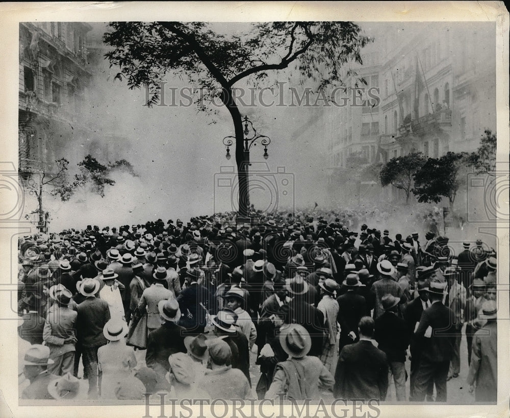 1930 Press Photo Mob in Rio De Janeiro Watching Newspaper &quot;A Notica&quot; in Flames- Historic Images