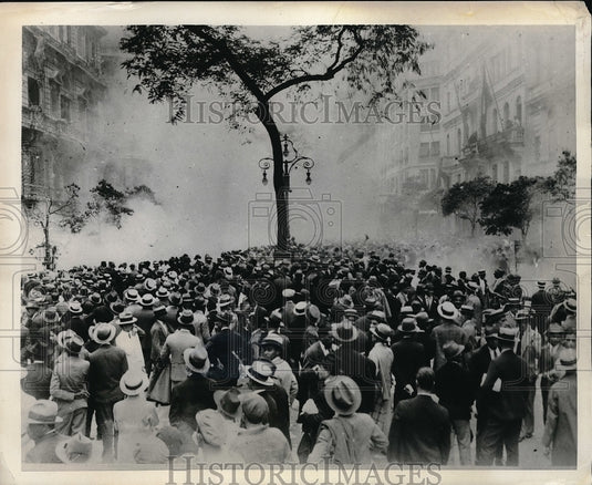 1930 Press Photo Mob in Rio De Janeiro Watching Newspaper "A Notica" in Flames- Historic Images