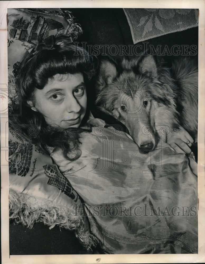 1944 Press Photo Anna Mayer with her dog Roddie