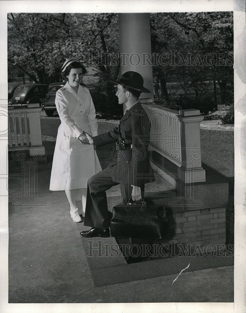 1941 Press Photo Lt. Cleveland thanks Nurse Krok for her unceasing care &amp;- Historic Images