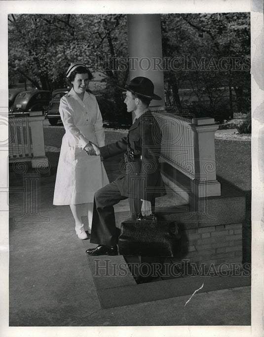 1941 Press Photo Lt. Cleveland thanks Nurse Krok for her unceasing care &- Historic Images