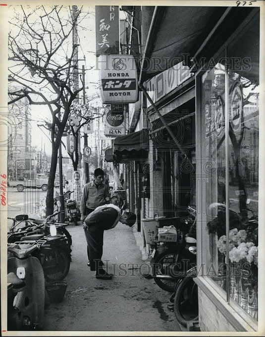1969 Press Photo Daisuke Kawai, Young Politician in Tokyo and Bowing.- Historic Images