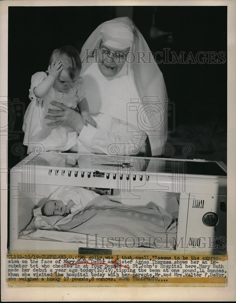 1949 Press Photo Sister Agnes Therese With Mary Ruth DeVor At St John's Hospital
