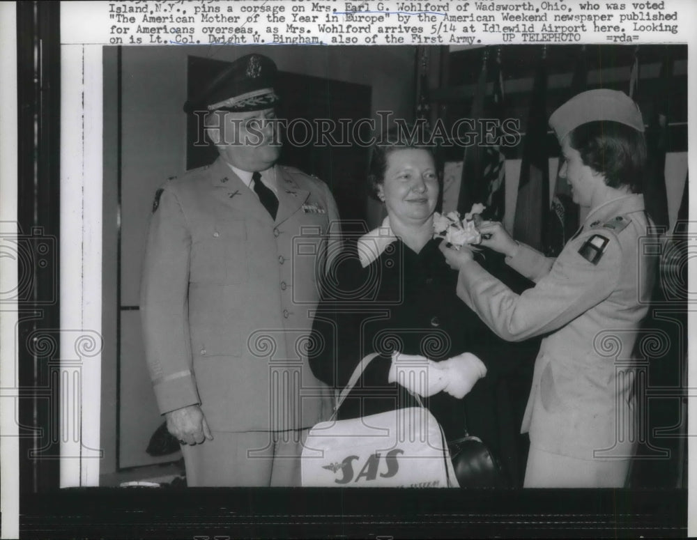 1958 Press Photo Mrs. Earl Wohlford with Lt. Col. Dwight Bingham- Historic Images