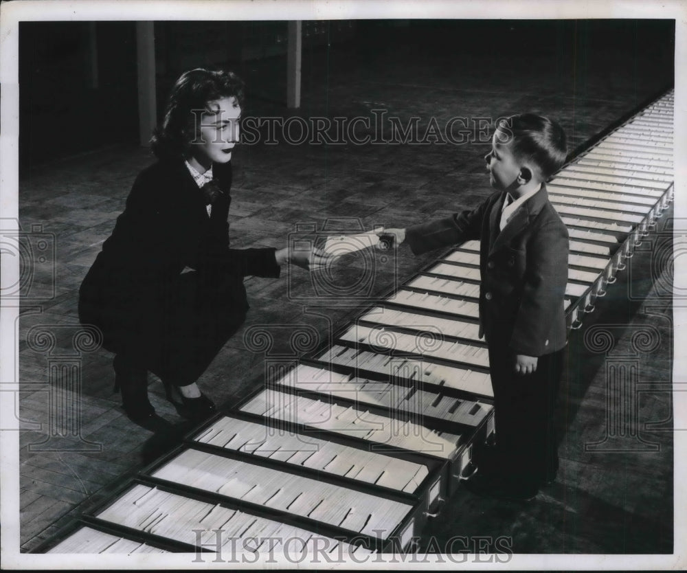 1957 Press Photo James Christophe Owens seek his General Electric dividend check- Historic Images