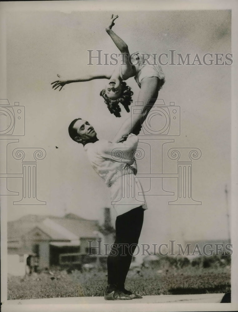 1927 Press Photo Eheline Walla & John Sanna Posing For Cameraman