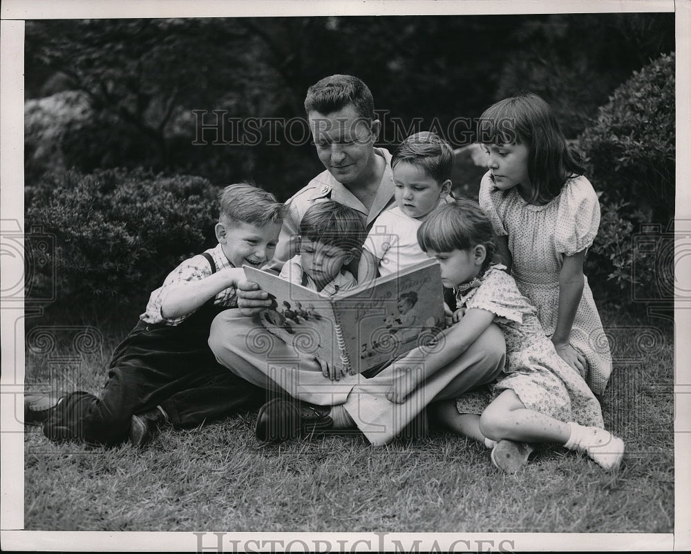 1948 Press Photo Sgt. Joseph Ferguson with Children- Historic Images