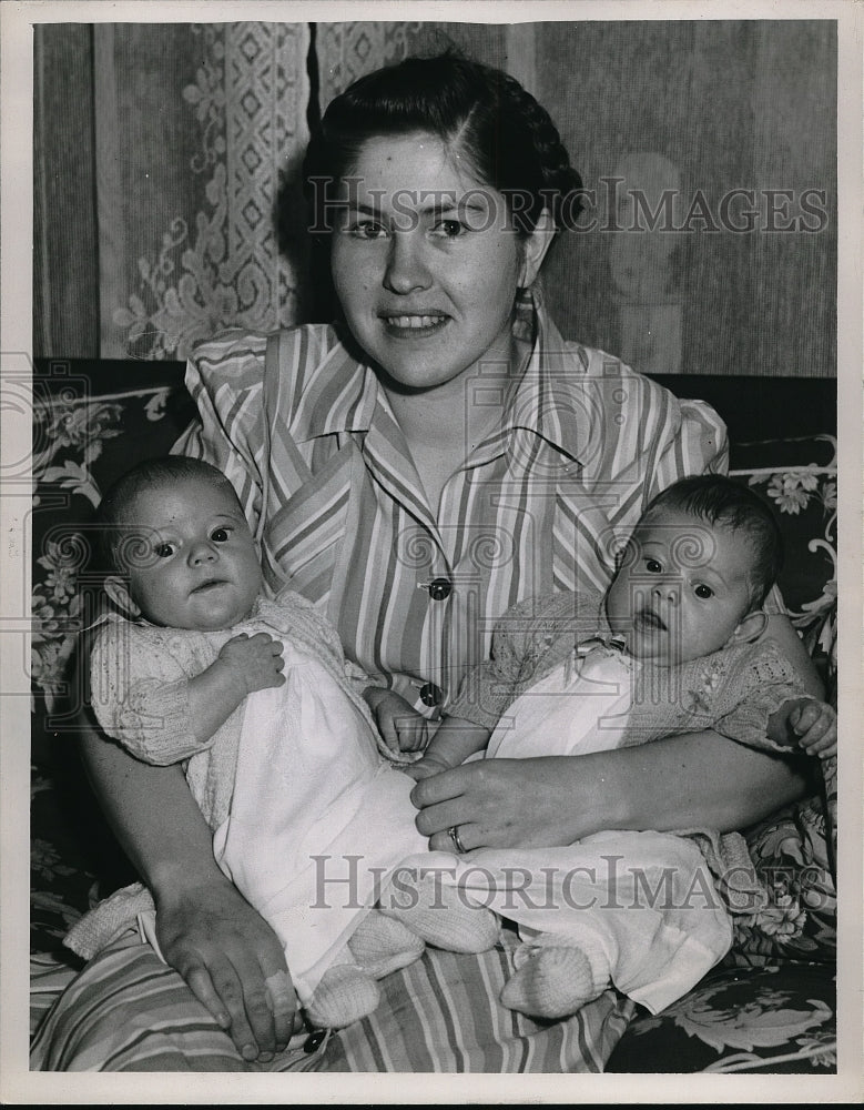 Load image into Gallery viewer, Press Photo Mrs Ruth Grimstead With Her Newborn Twins Jeannie Ann &amp; Joan Louise
