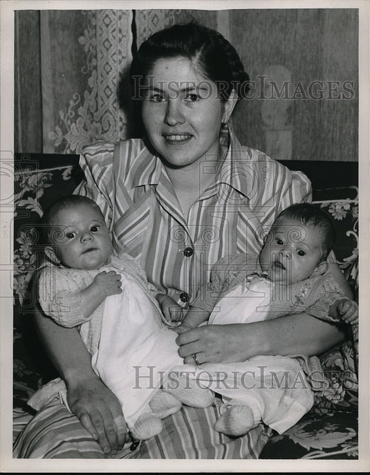 Press Photo Mrs Ruth Grimstead With Her Newborn Twins Jeannie Ann & Joan Louise