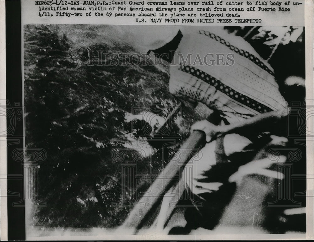1952 Press Photo Coast Guard Crewman Pulling Body Out of Water