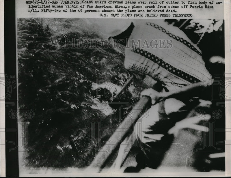 Load image into Gallery viewer, 1952 Press Photo Coast Guard Crewman Pulling Body Out of Water
