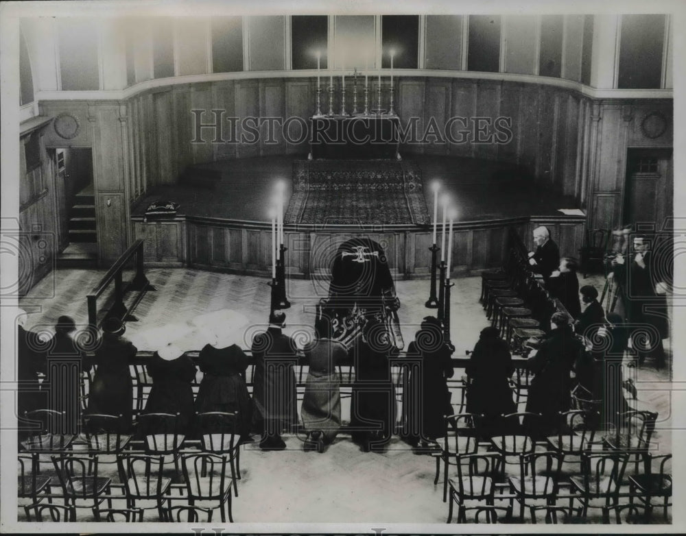 1935 Press Photo Worshipers paid their last respects to Cardinal Bourne in the