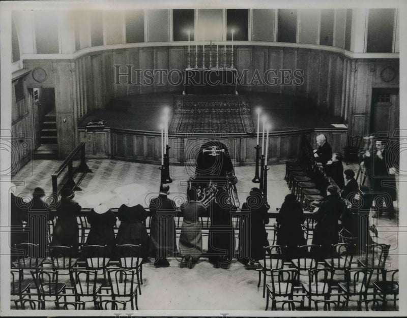 Load image into Gallery viewer, 1935 Press Photo Worshipers paid their last respects to Cardinal Bourne in the

