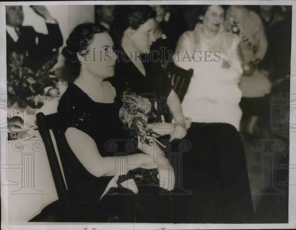 1936 Press Photo Mrs Alf Landon First Lady of Kansas listens husband Gov Landon