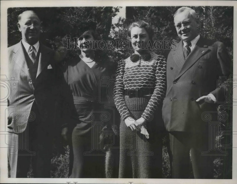 Load image into Gallery viewer, 1936 Press Photo Col. Frank Knox, Mrs. Knox, Mrs. Landon, Gov. Alfred Landon
