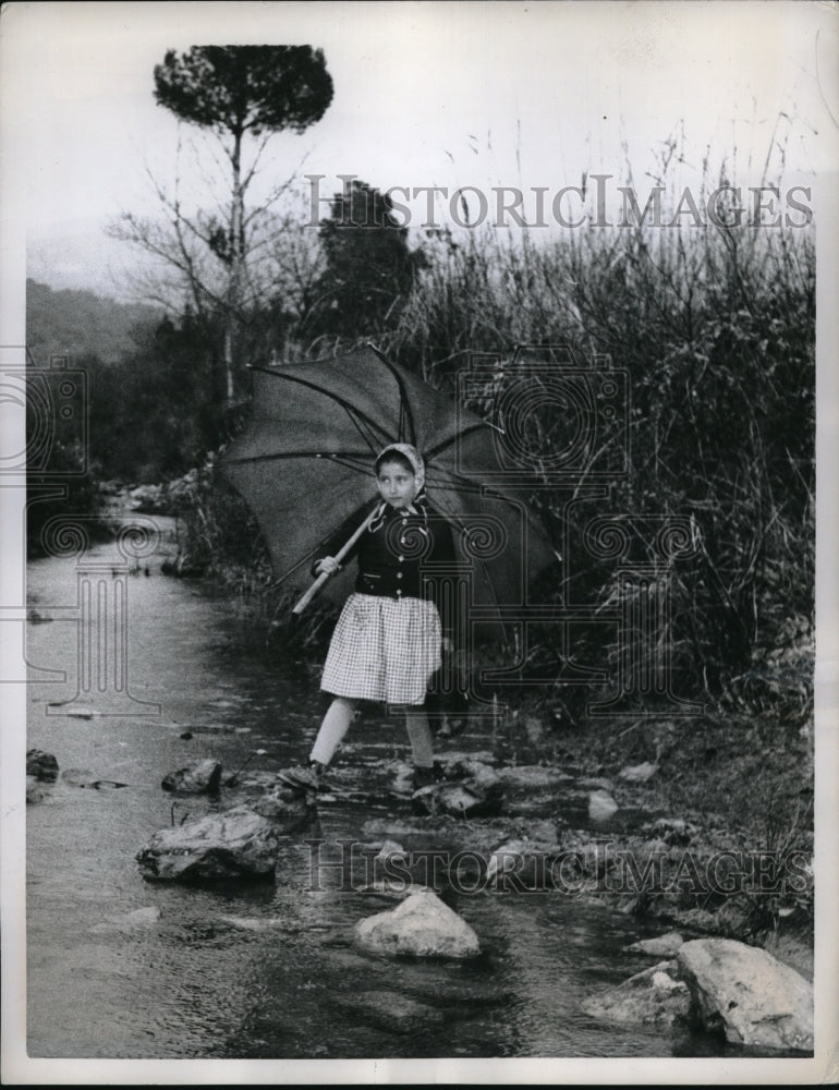 1958 Press Photo Marisa Leonza Wades Across Chioma Stream In Italy - neb35461