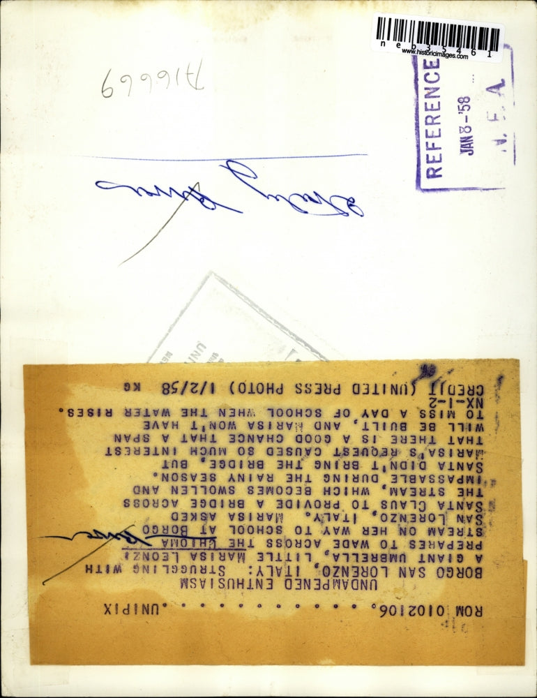 1958 Press Photo Marisa Leonza Wades Across Chioma Stream In Italy - neb35461