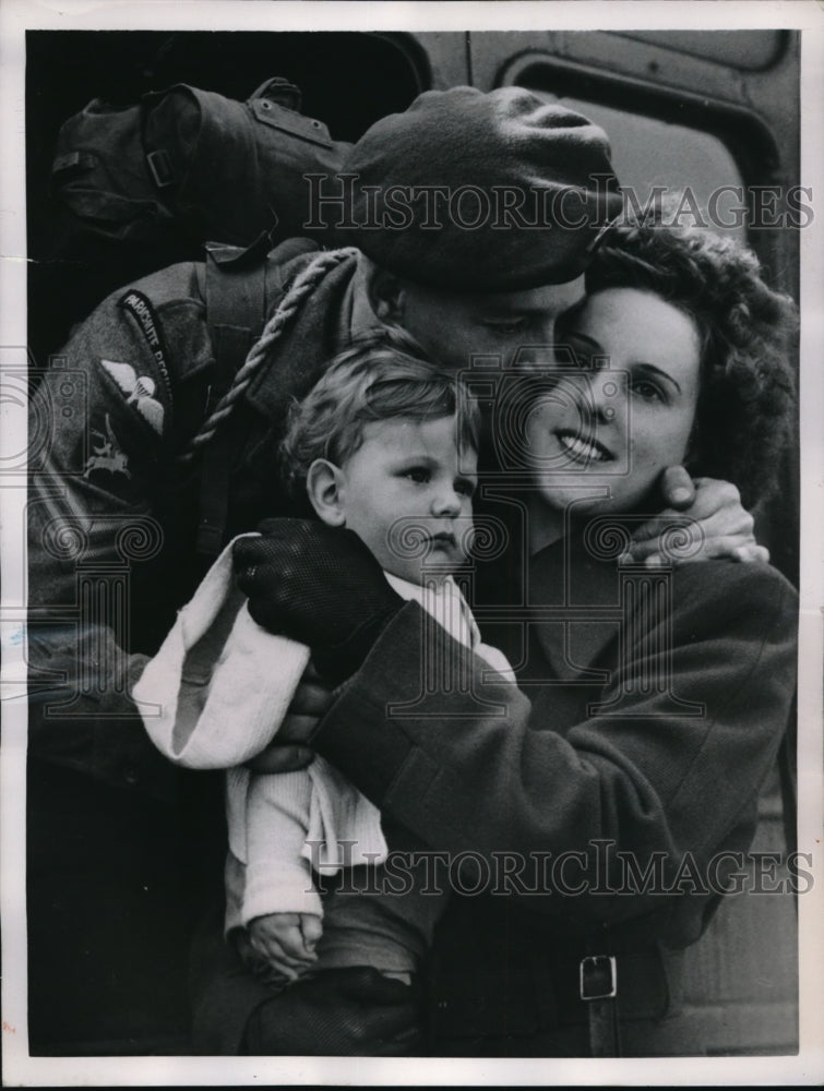 1951 Press Photo Corporal GF Harris says goodbye to wife and 10 month old baby- Historic Images