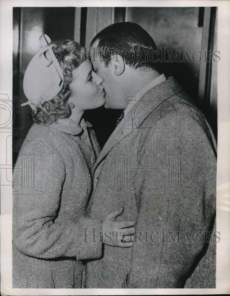 1953 Press Photo Bonnie Sue Stanley kisses attorney Norman Landy - neb37726