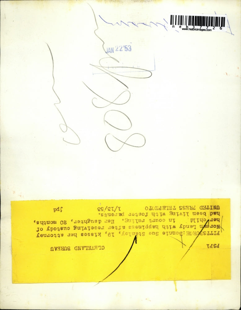 1953 Press Photo Bonnie Sue Stanley kisses attorney Norman Landy - neb37726