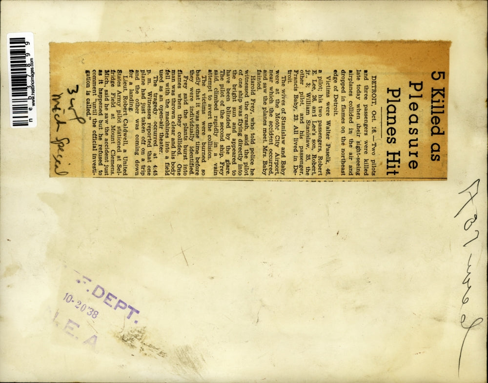 1938 Press Photo Wreckage of sight seeing plane outside Detroit MI - neb37899