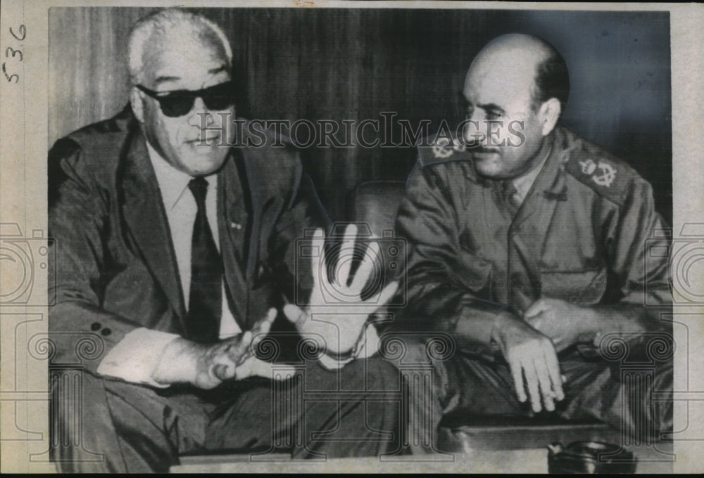 1970 Press Photo Tunisian Premier Bahi Ladgham confers with Jordan governor- Historic Images