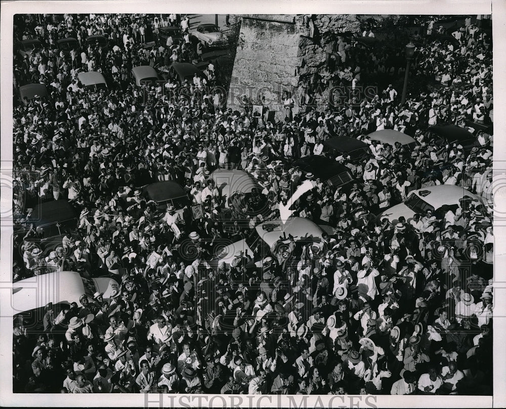 1952 Press Photo Crowds gather at presidential palace in Havana - neb38263- Historic Images