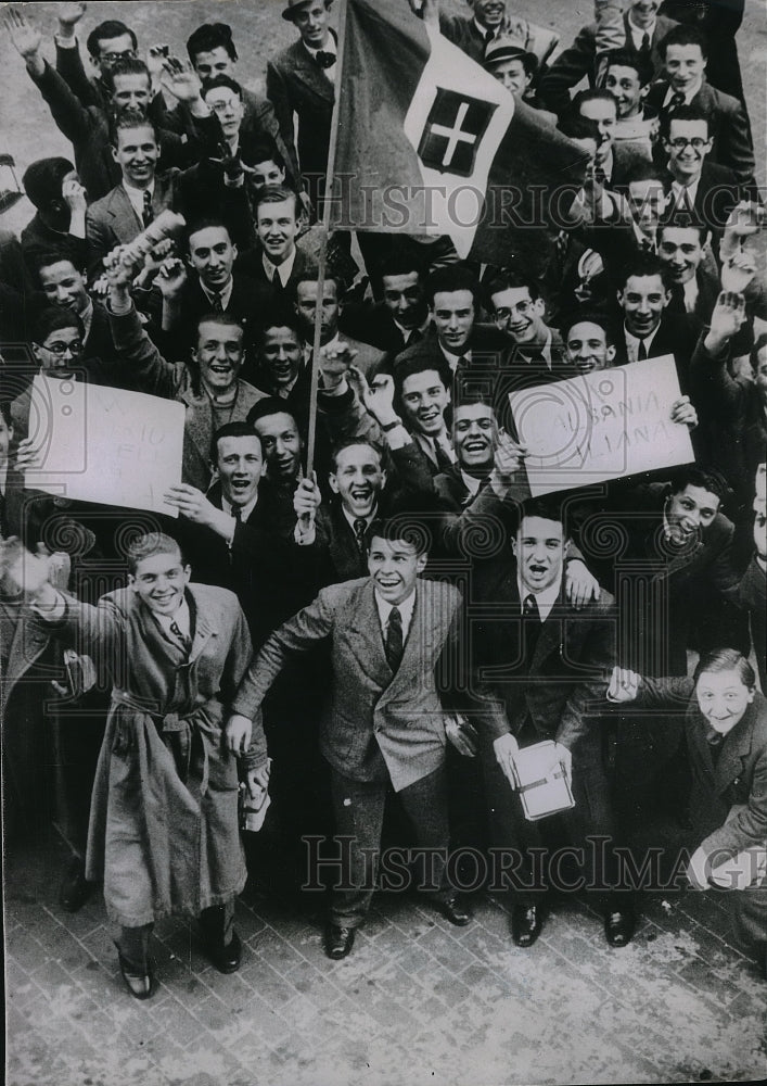 1939 Press Photo Students celebrates after King Victor accept Albanian Crown- Historic Images
