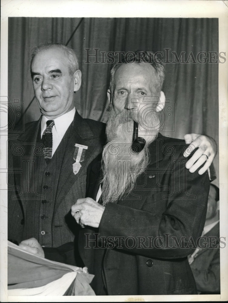Load image into Gallery viewer, 1941 Press Photo Philip Murray CIO Pres.with T.J.Smith nominated oldest Delegate
