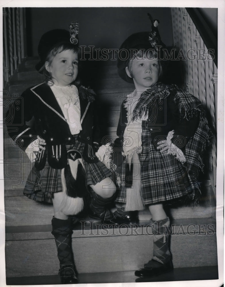 Load image into Gallery viewer, 1954 Press Photo Kathleen &amp; Marilyn MacMillan in Scottish clothes at NY Hospital
