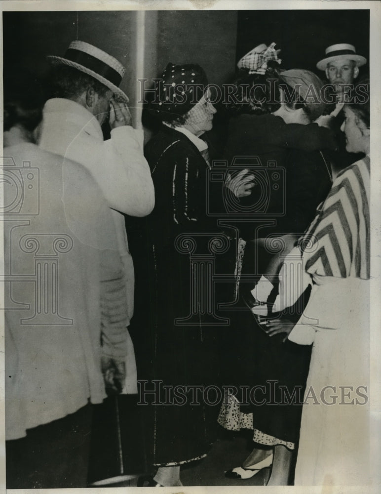 1933 Press Photo Mrs.Gerardo Machado wife of Pres.of Cuba leaves train at Pa- Historic Images