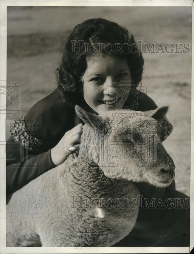 Load image into Gallery viewer, 1932 Press Photo Rosella Townsend with a lamb at Great Western Rodeo Livestock
