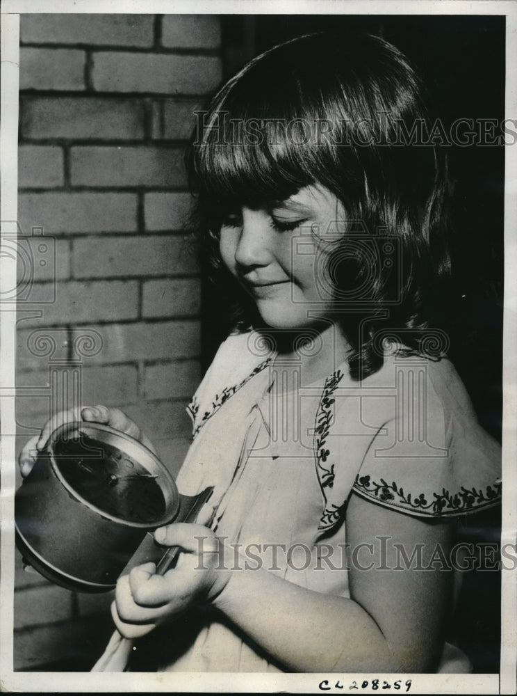 Load image into Gallery viewer, 1932 Press Photo Mary Louise Thompson with a clock with a spider in it
