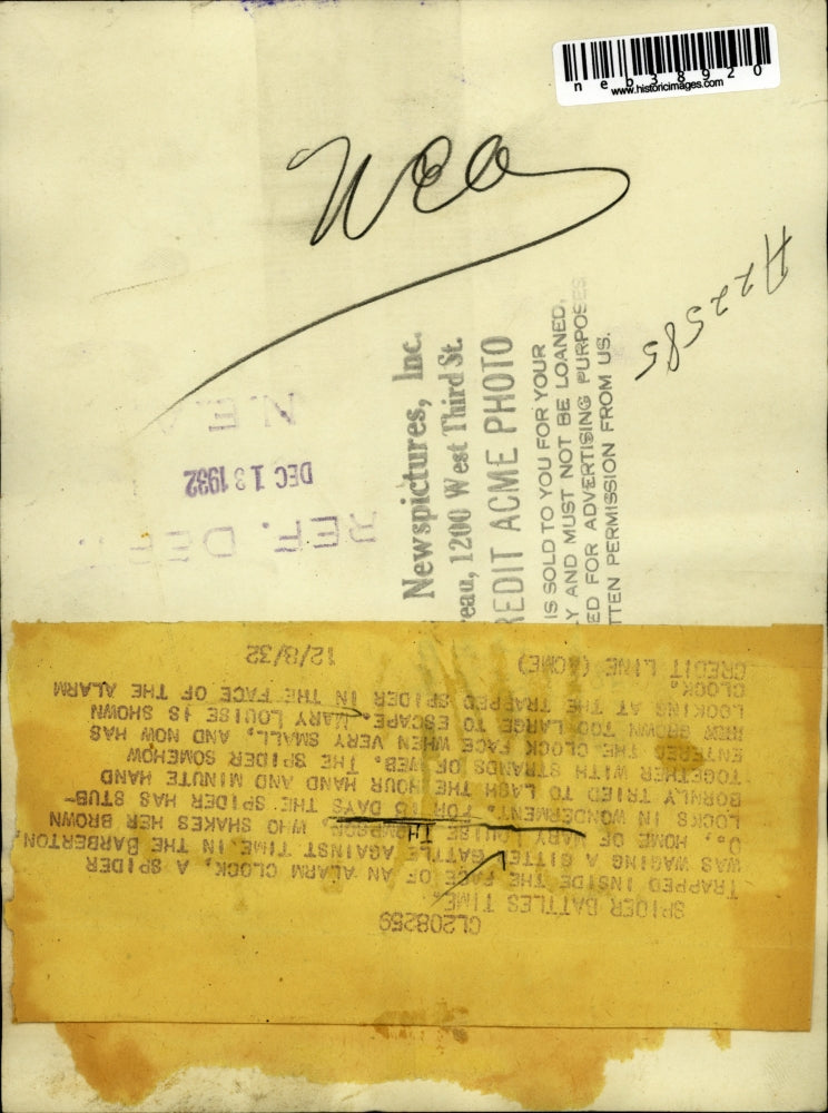 1932 Press Photo Mary Louise Thompson with a clock with a spider in it