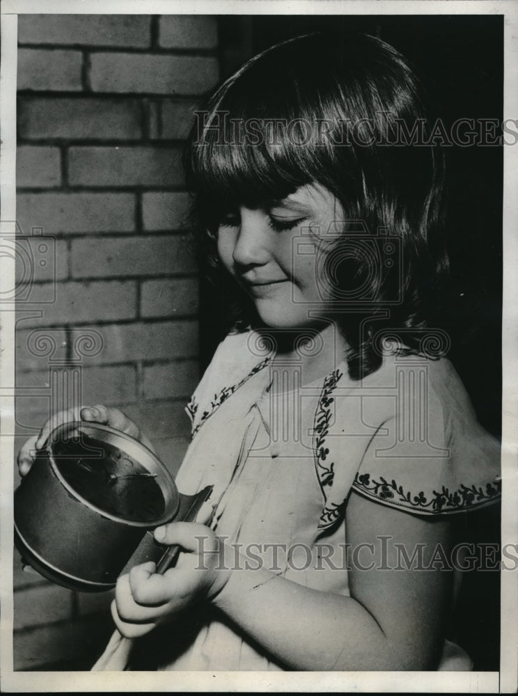 1932 Press Photo Mary Louise Thompson looking at the spider trapped in the clock