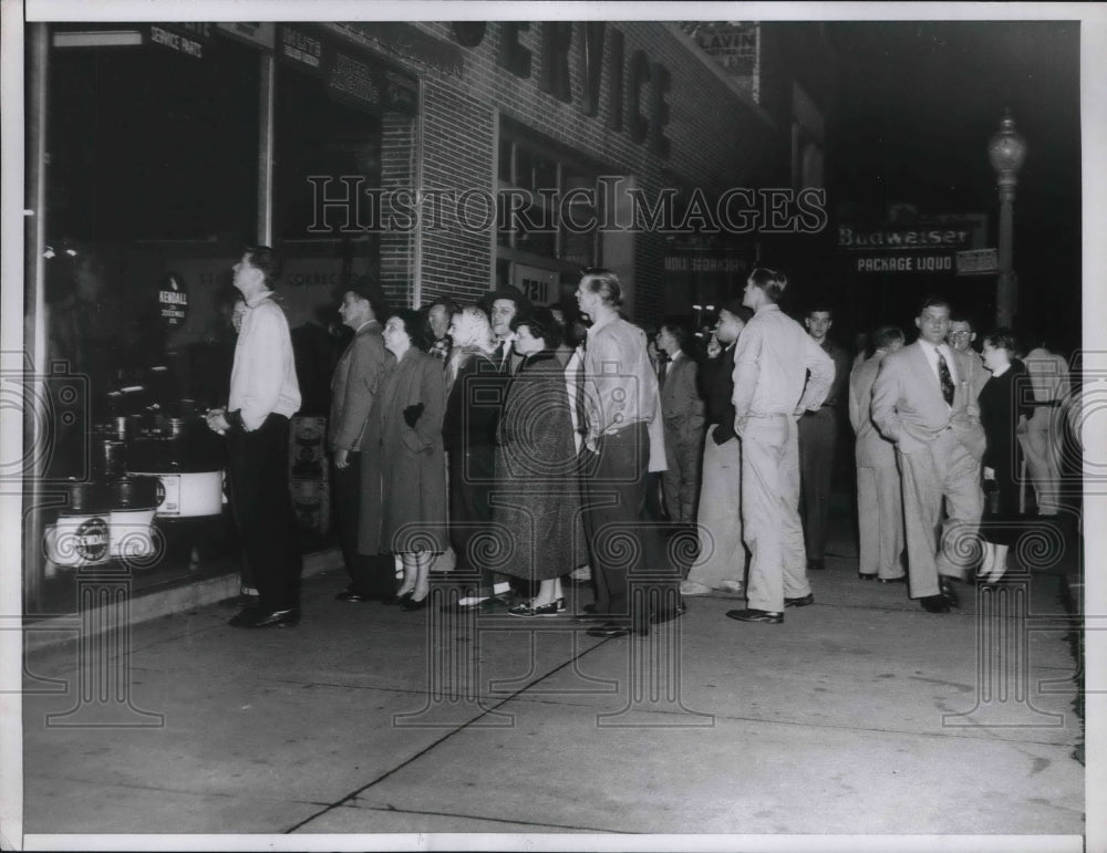 1953 Press Photo Chicago crowds as police nab a would be safecracker- Historic Images