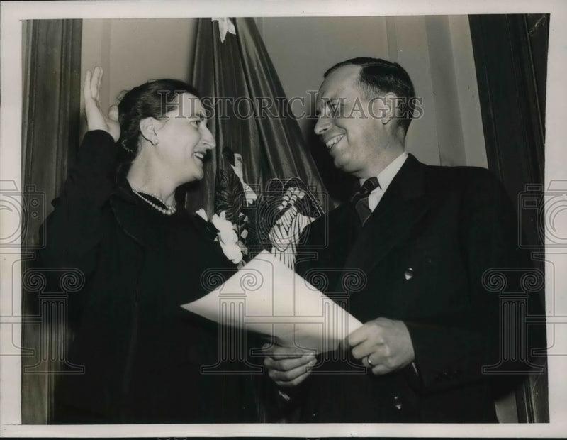 Load image into Gallery viewer, 1939 Press Photo Helen Horonimus sworn as head of Federal Institution for women
