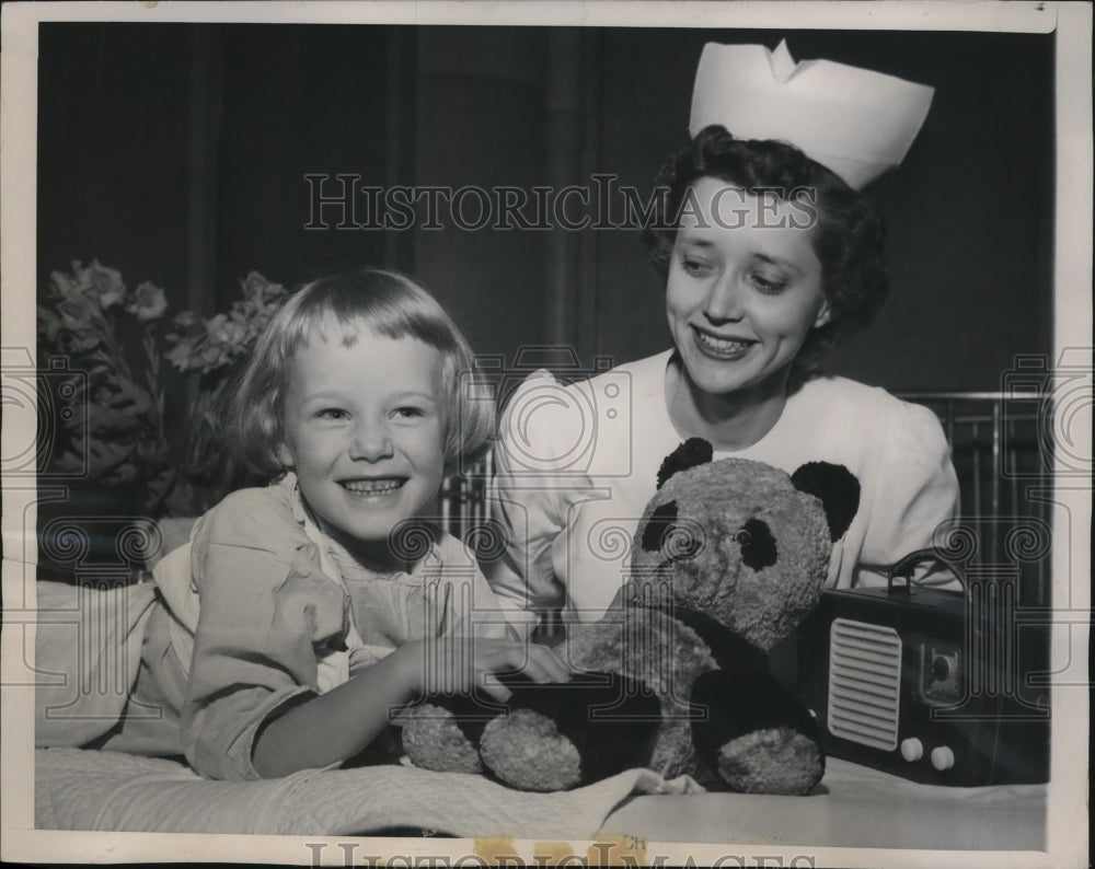 1949 Press Photo Mary Robins & nurse at Chicago's Children's Hospital