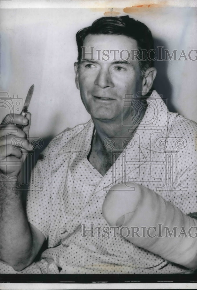 1959 Press Photo Farmer Henry Ahl of Alma Ga lost his hand to a corn combine
