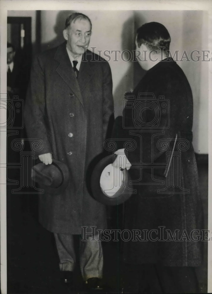 1939 Press Photo Captain Mattheus & friend at Kansas City case on TJ Pendergast