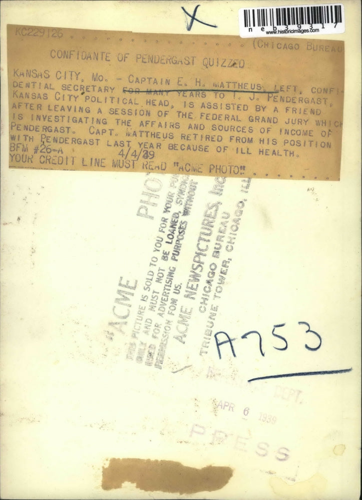 1939 Press Photo Captain Mattheus & friend at Kansas City case on TJ Pendergast