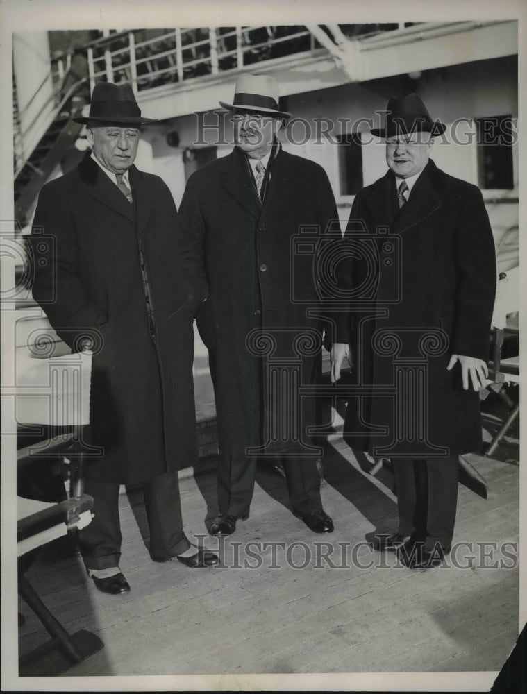 Load image into Gallery viewer, 1934 Press Photo David Smyth JAcob Seeds Edwin Cox aboard Santa Lucia

