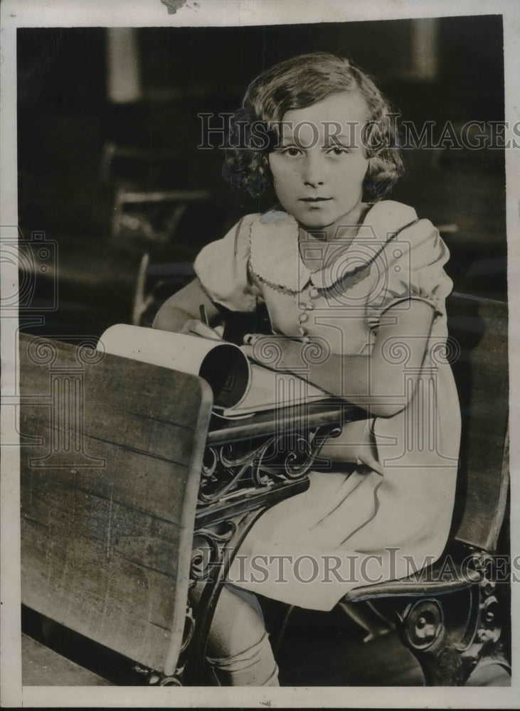 1933 Press Photo Dorothy Holbel returns to first grade classroom - neb39378
